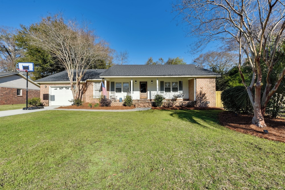 3 Mi to Beach: Coastal Escape in Mount Pleasant