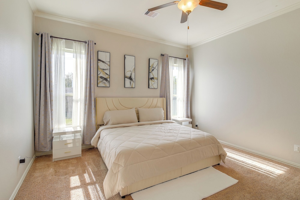 22 Mi to Dtwn Houston: Spacious Baytown Home!