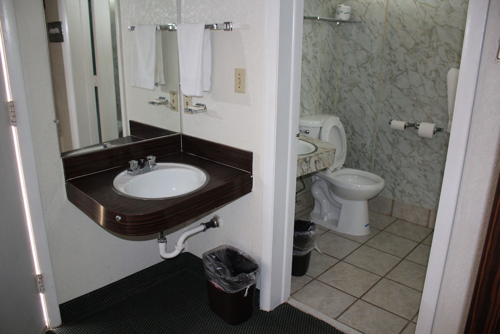 Staunton Vacations - Hometown  Inn - Property Image 14