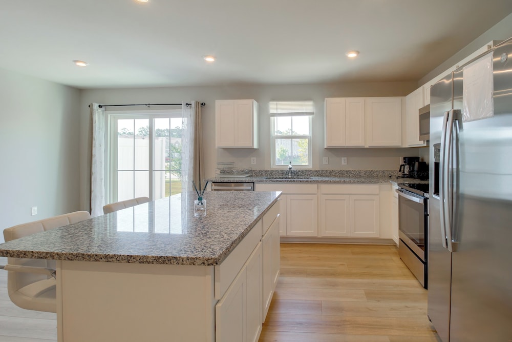 Modern Townhome w/ Patio 7 Mi to Dtwn Cartersville