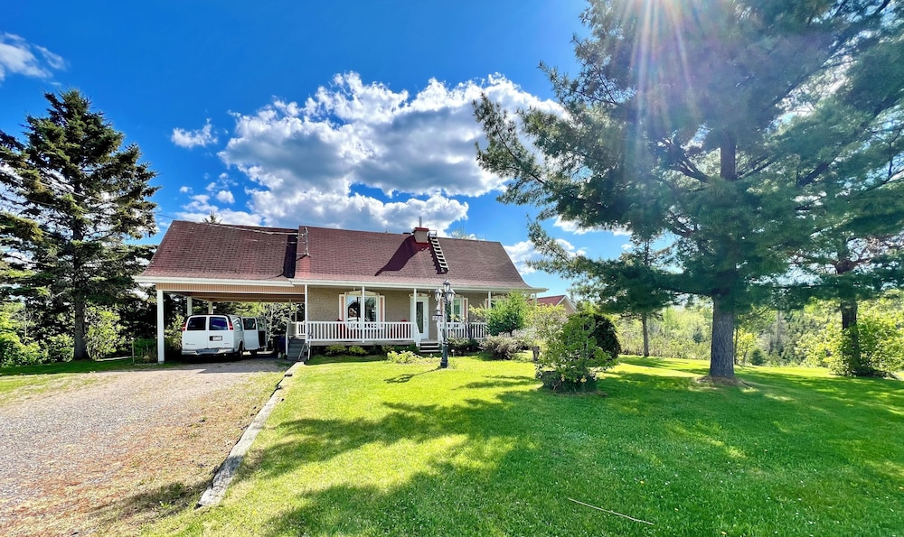 Saguenay-lac-saint-jean Getaway 3-bedroom Holiday Cottage With Garden View