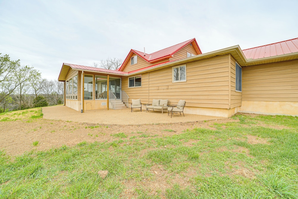 1 Mi to Table Rock Lake: Home w/ Furnished Patio!