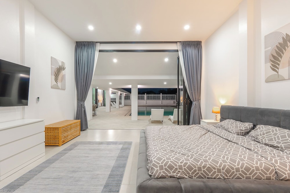 4BR Pool Villa Bar BBQ Near Beach V239
