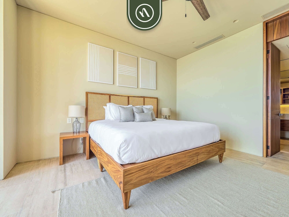 Luxury 4BR Oceanfront Condo - Private Beach - Pool