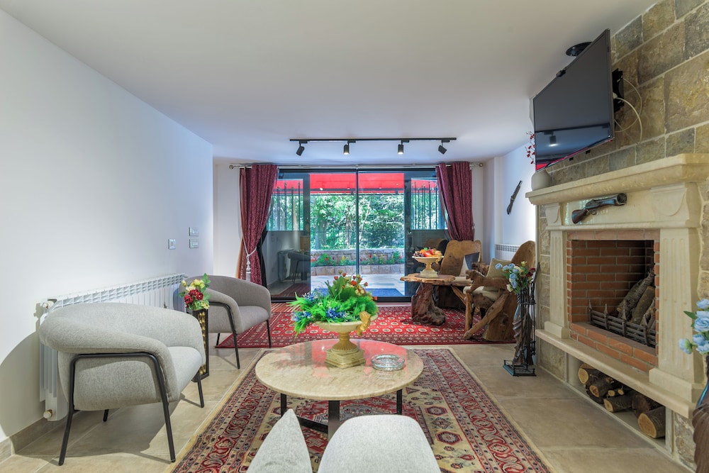 Pearl of Faqra Studios & Apartments