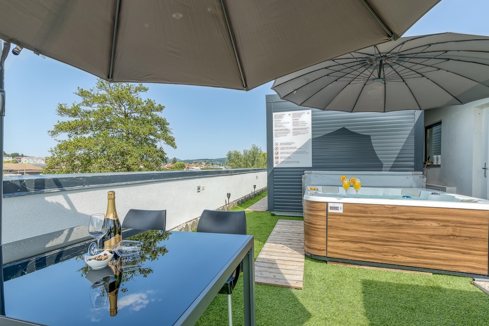 Rooftop Home With Whirlpool Sauna