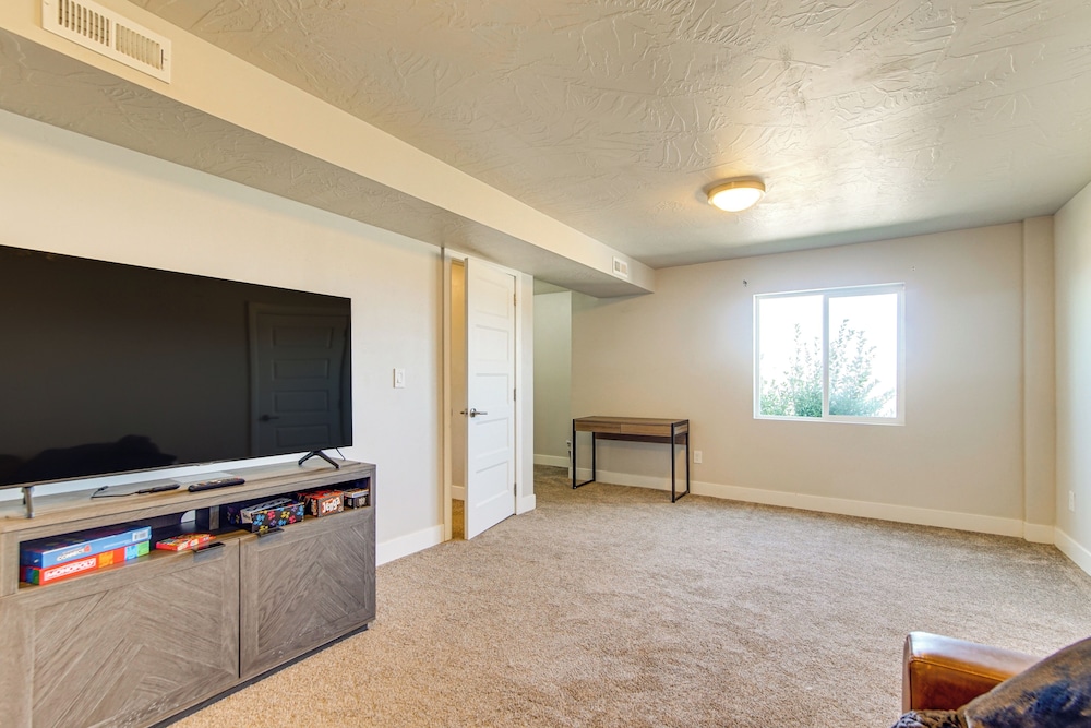 Panoramic Views: Spacious Home in Cedar City!