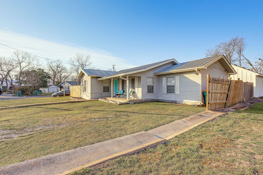 5 Mi to Belton Lake: Home w/ Large Yard!