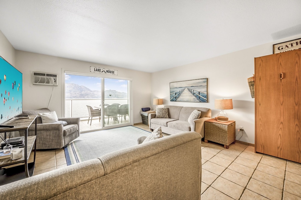 Spacious Lakefront Condo w Amazing View - Image 2