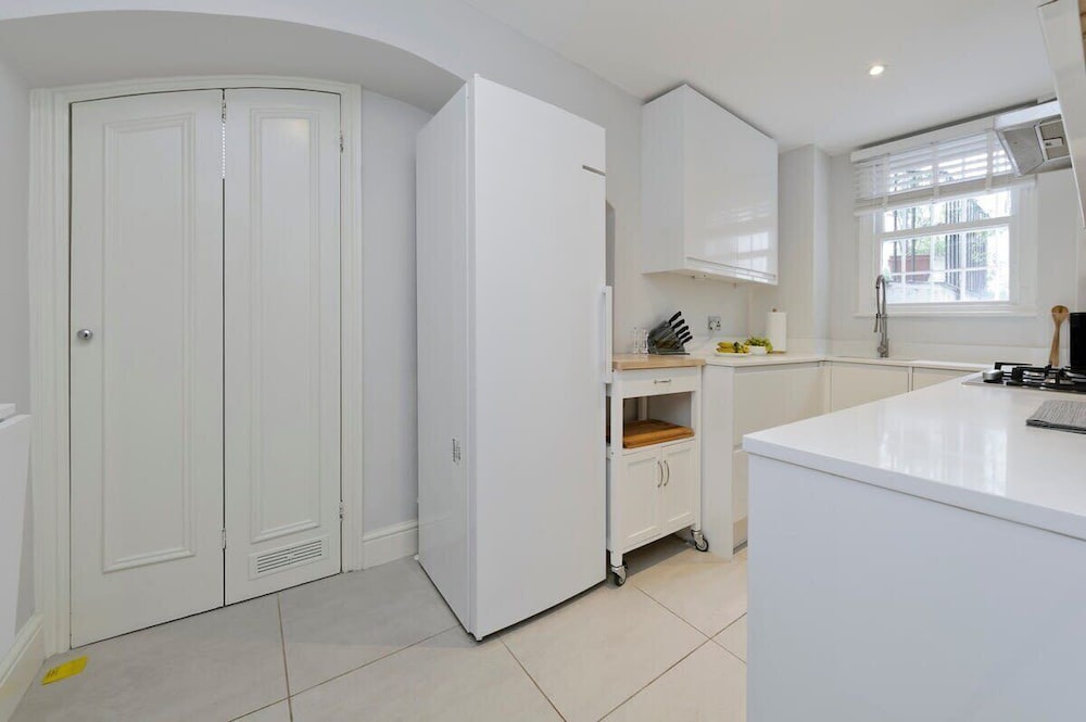 Large 2 Bedroom Kensington Garden Flat