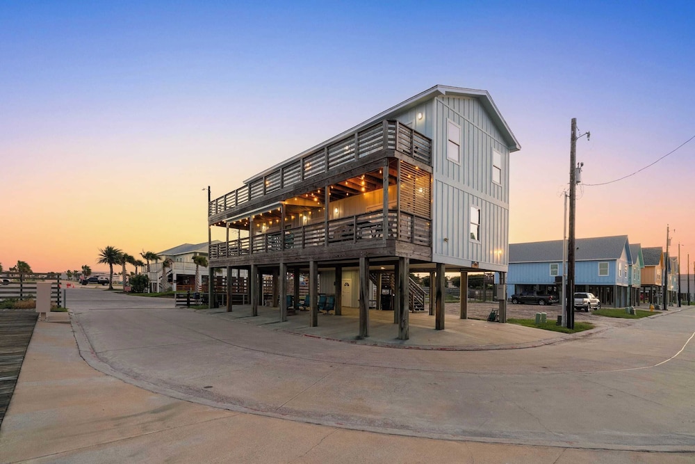 Laguna Sunrise Water Views, Private Pool + Minutes to Padre Island & Beaches