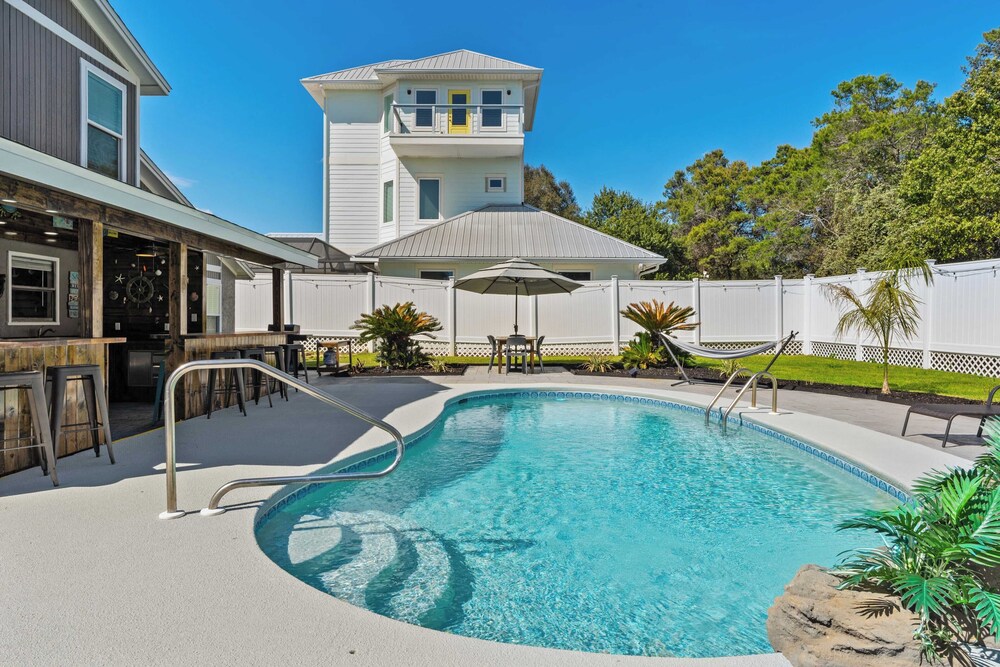 PCB Group-friendly Duplex w/ Pool, Backyard Lounge & 2 Kitchens