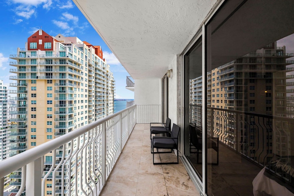 Chic Condo in Brickell Pool & Gym