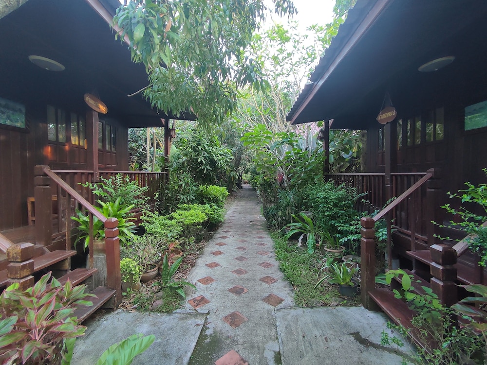 Baansuanlynjee Maeklong Resort