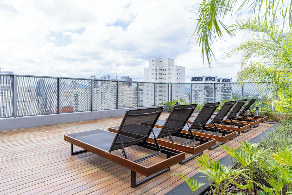 Vista incrível com piscina e AC
