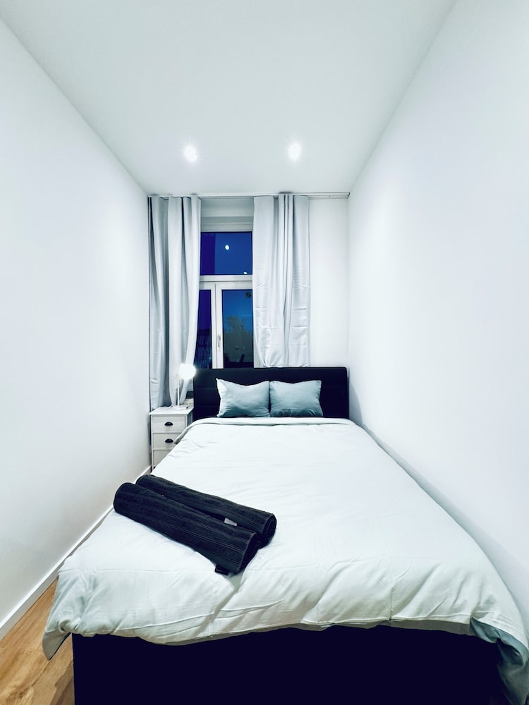 Lovely 4BR Apt Near Kaufpark Alterlaa