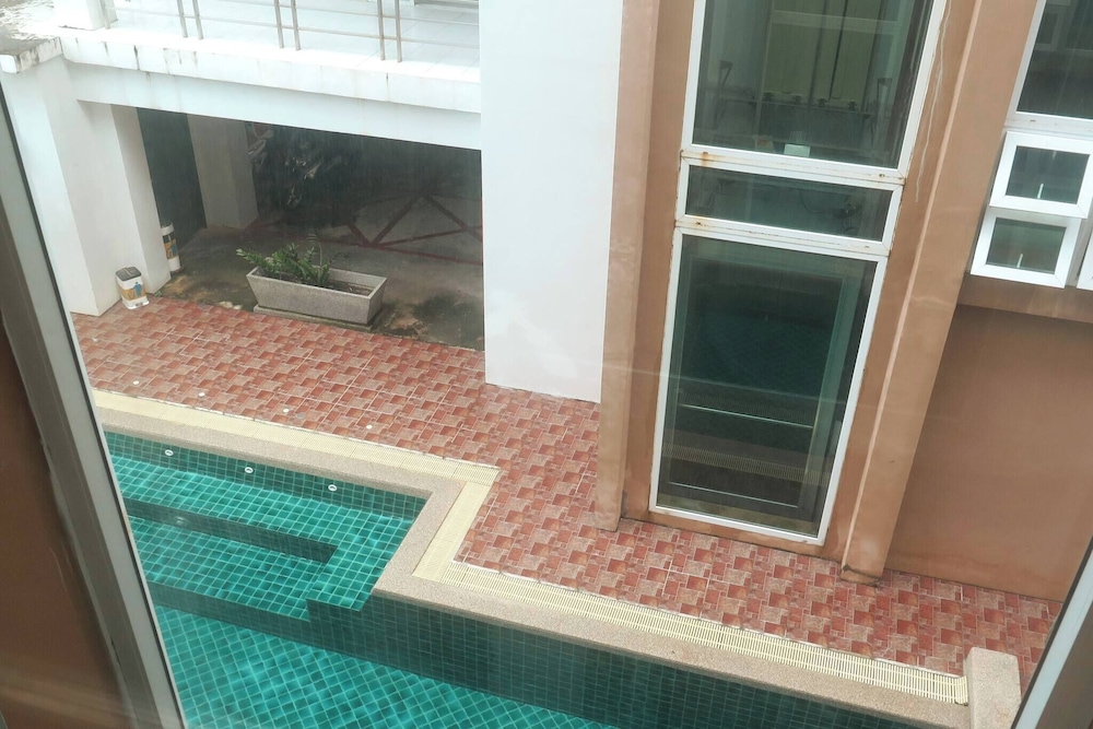 6-15 - 1 Bdr Condo With Balcony and Shared Pool