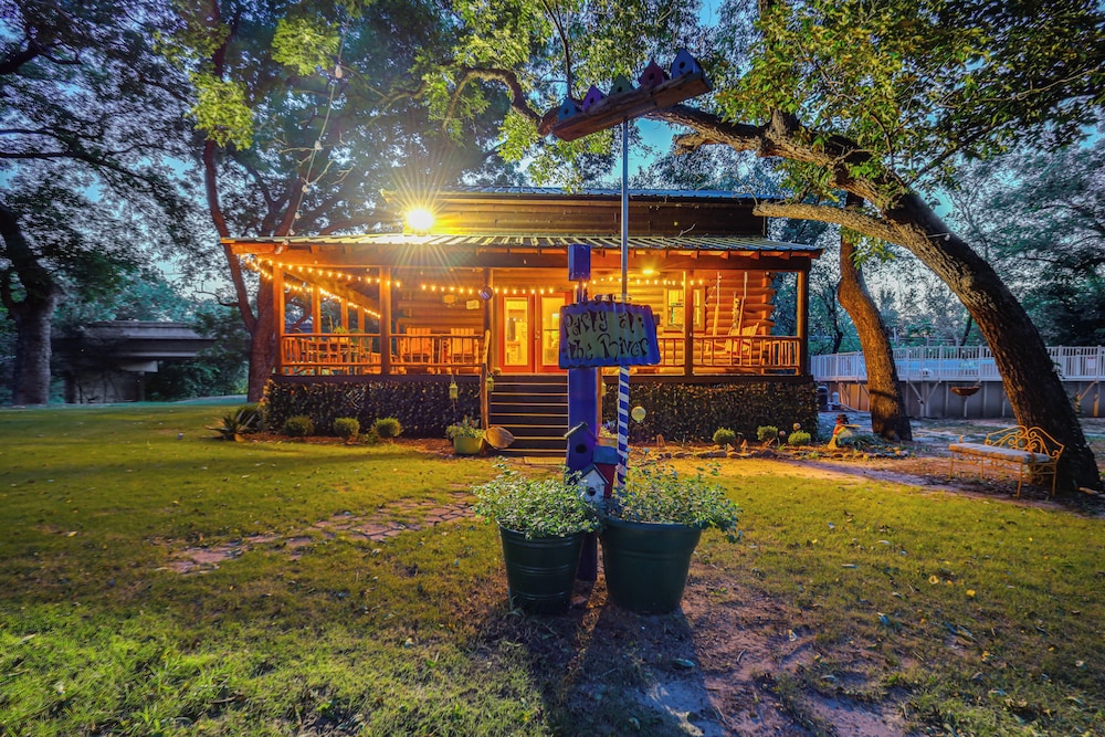 Private Pool: Fun Riverfront Retreat in Hamilton!