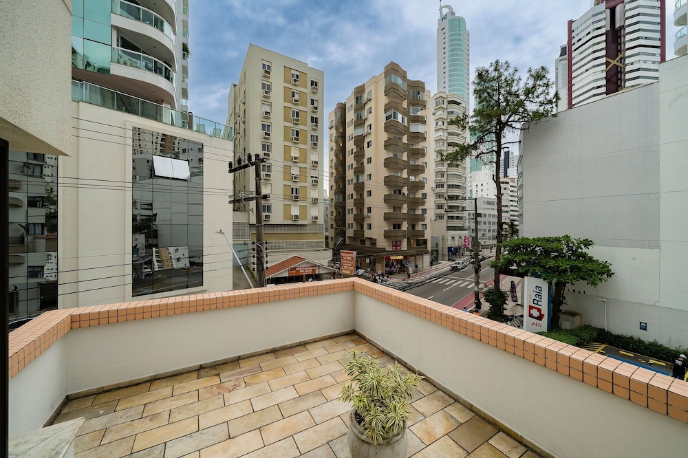 Apartment w Balcony 250m From Praia Central Erj101