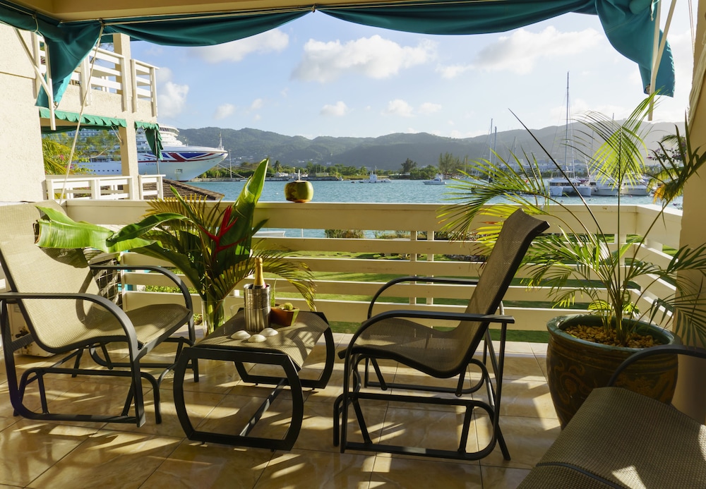 Bay Pointe Yacht Club 2BD Apartment OLR