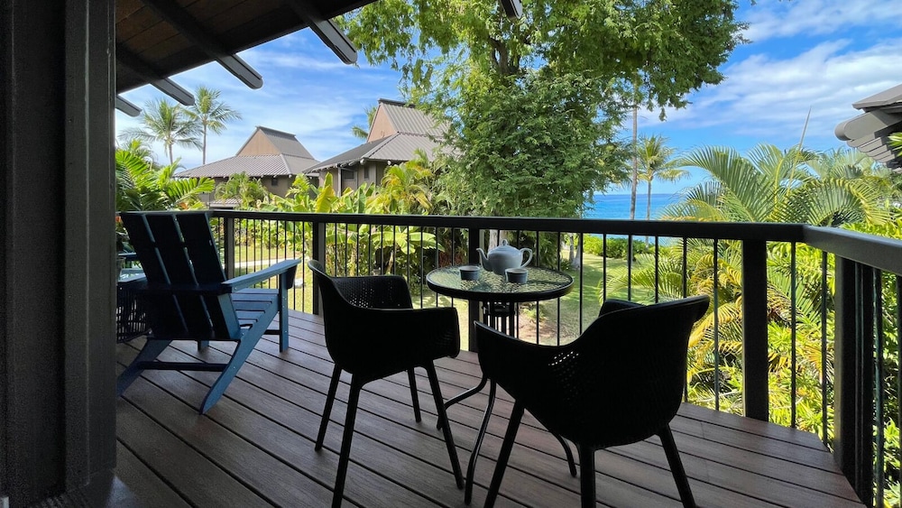 Sophisticated Oceanfront Retreat - Air-conditioned - Walk to Beach - Vrkcv