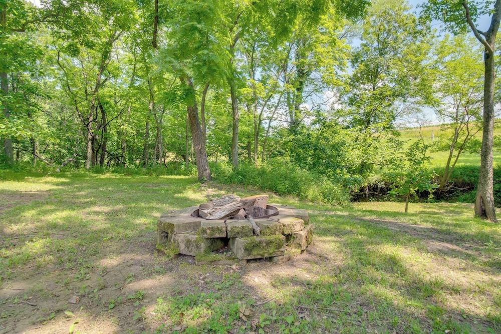 9 Mi to Downtown Rushville: Cozy Getaway w/ Grill