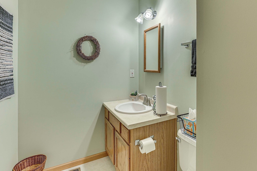 2 Mi to Woodbury Wildlife Area: Cozy Farmhouse!