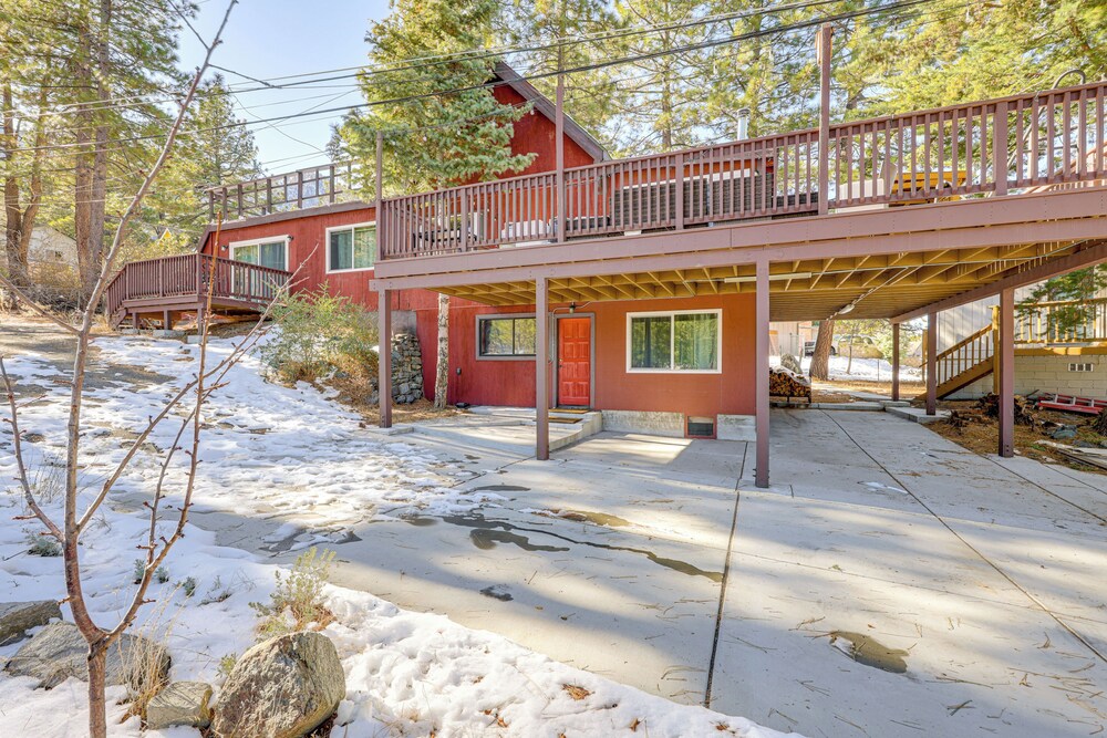 Wraparound Deck & Grill: Wrightwood Cabin Near PCT