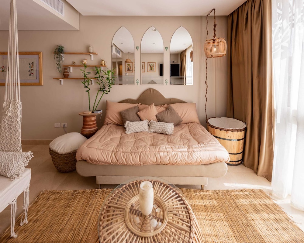 Xuru Stays I Exotic 1bdr w/ Outdoor Terrace Pool & Beach Access