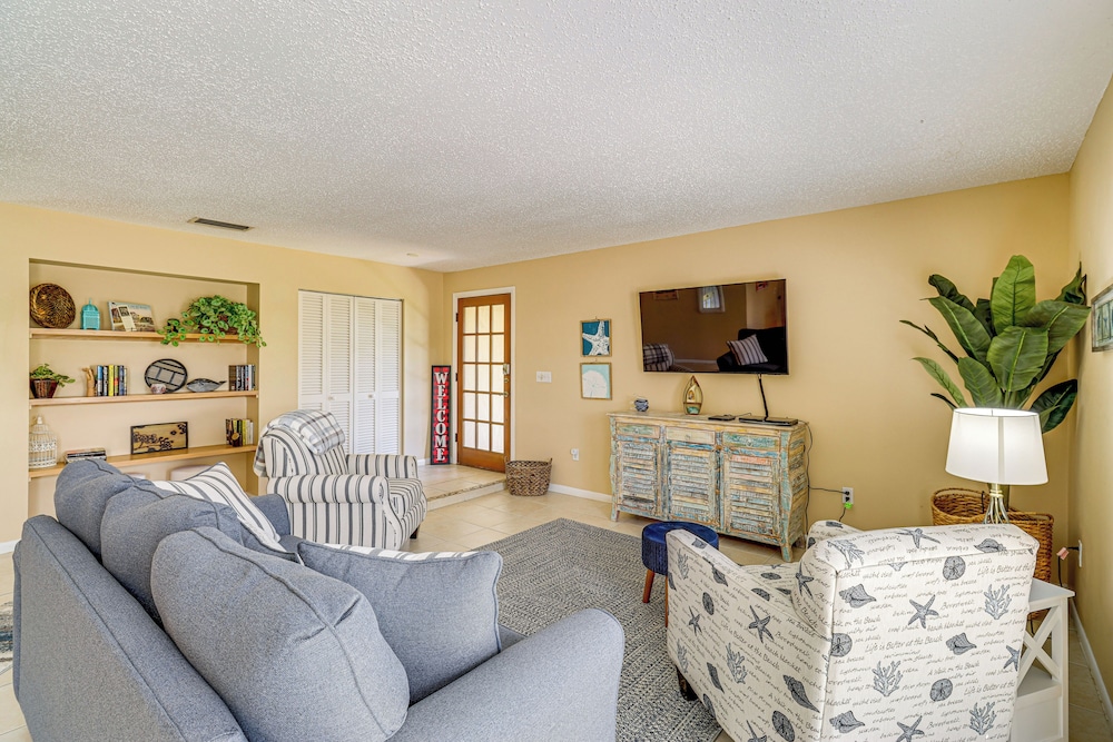 1 Mi to Dtwn Stuart: Bright Home w/ Pool & Spa!