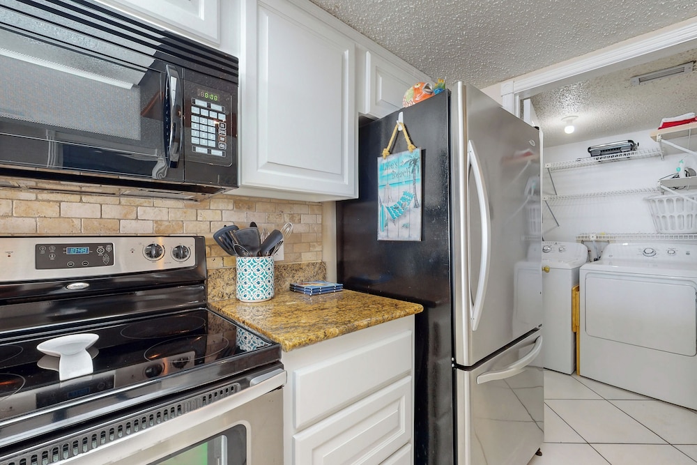 Resort 2BR Condo w/ Gulf-front Balcony & Hot Tub