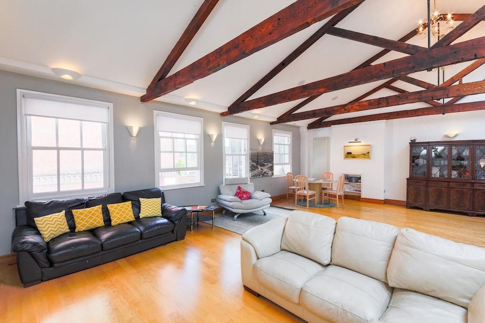 Specious Family Kensington 5-bed House, Sleeps 12