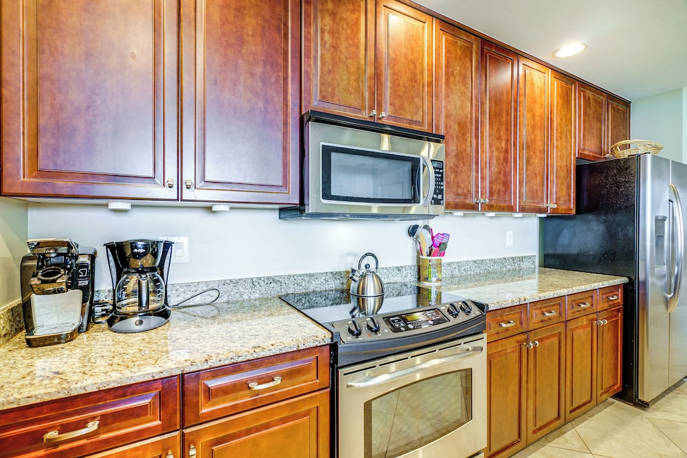 Walk to Marina + Restaurants: Cape Coral Escape!