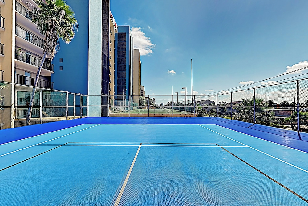 Gulf-view 3BR w/ Gourmet Kitchen, Tennis & Pools