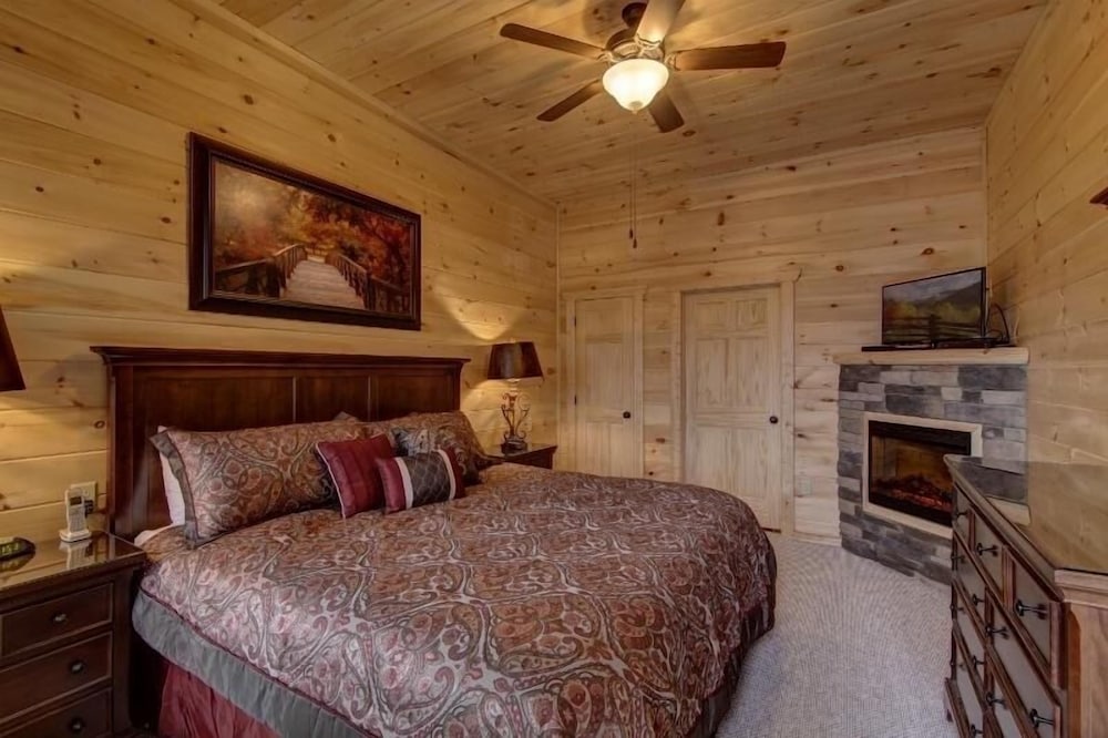 A Suitetastic View - 4 Bedrooms, 4 Baths, Sleeps 12 Home by RedAwning