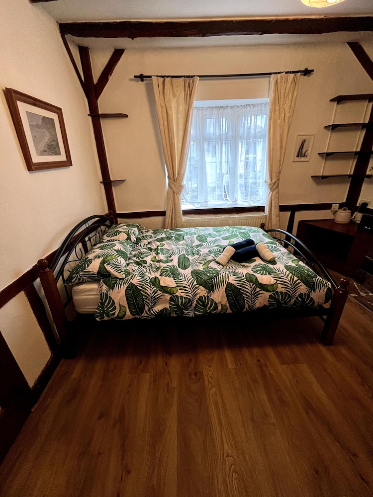 Cosy Entire 3-bed House With Garden and Fast Wifi view 3