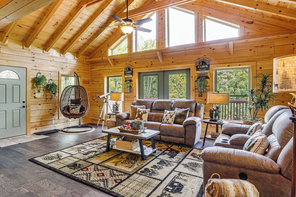 Lakefront Cabin in Elk Park w/ Hot Tub & Mtn Views