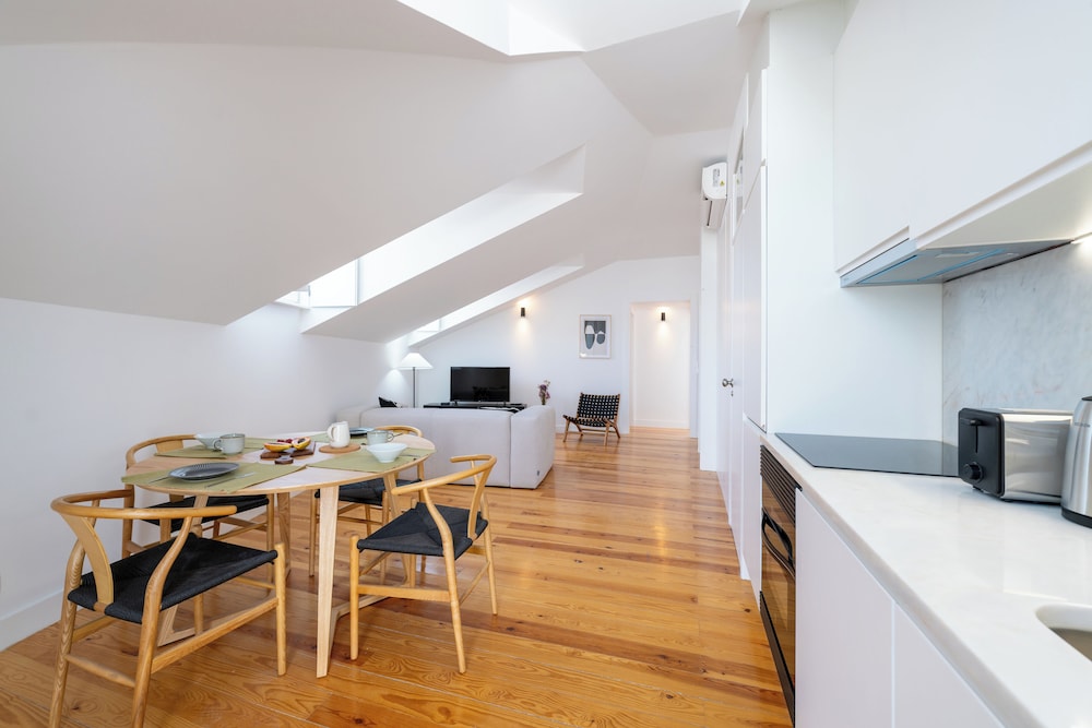 Sunny Lisbon Apartments by SoulPlaces