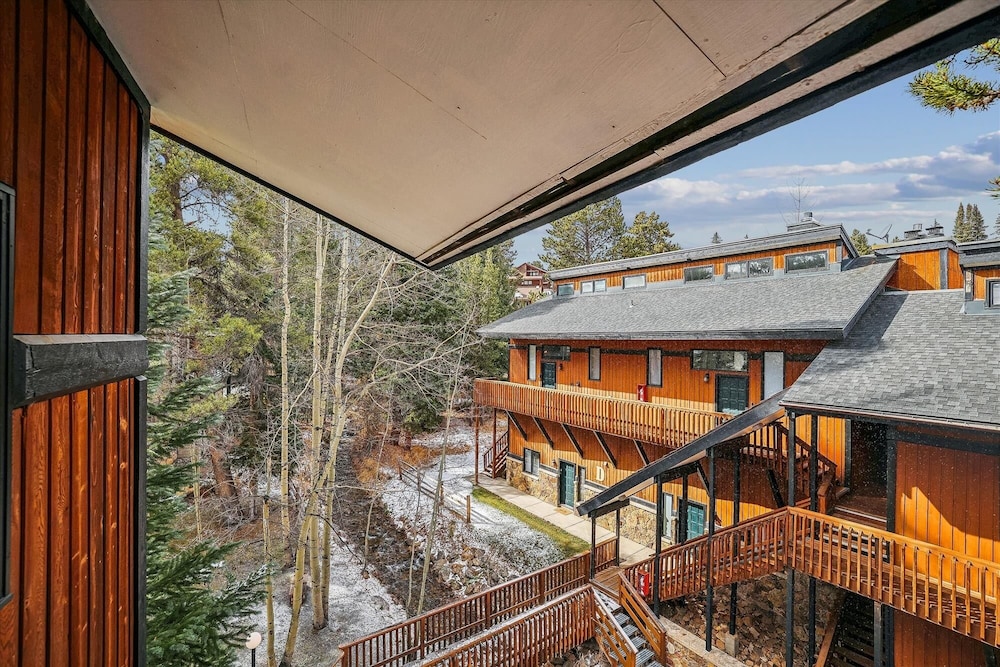 4 O'clock Lodge A16 1 Bedroom Condo by RedAwning