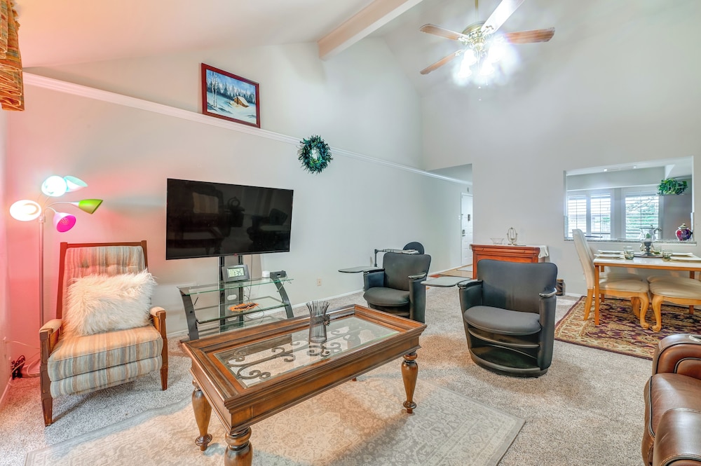 12 Mi to Downtown Dallas: Irving Condo w/ Balcony