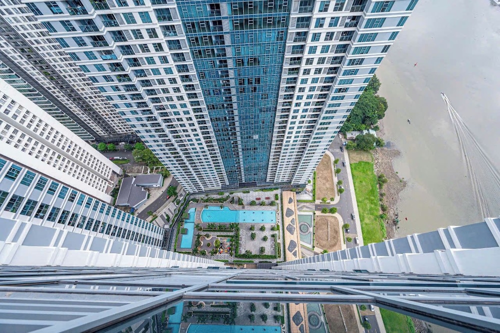 Luxury Sunwah Apartment near Landmark 81 - City View