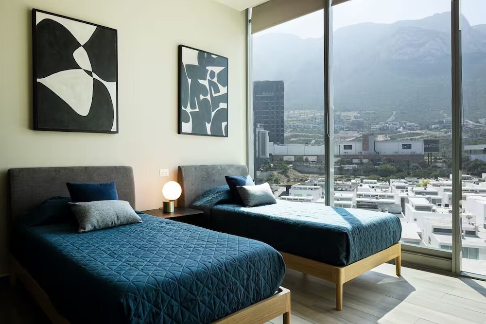 Modern Apts w Pool & Mountain View