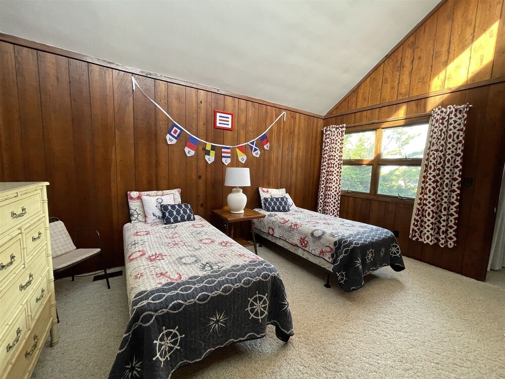 Will's Hideaway 3 Bedroom Cottage by RedAwning