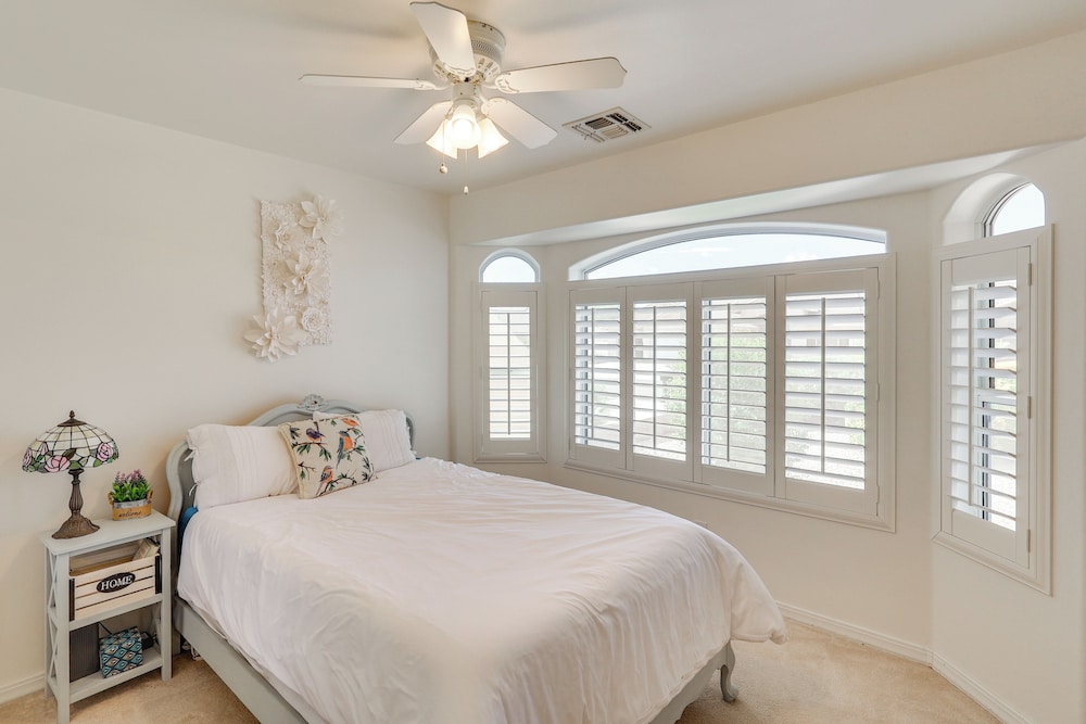 Kingman Family Home: Yard, Grill & Room to Relax!