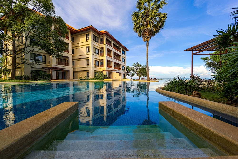 4 Bed Beachfront Condo SP43