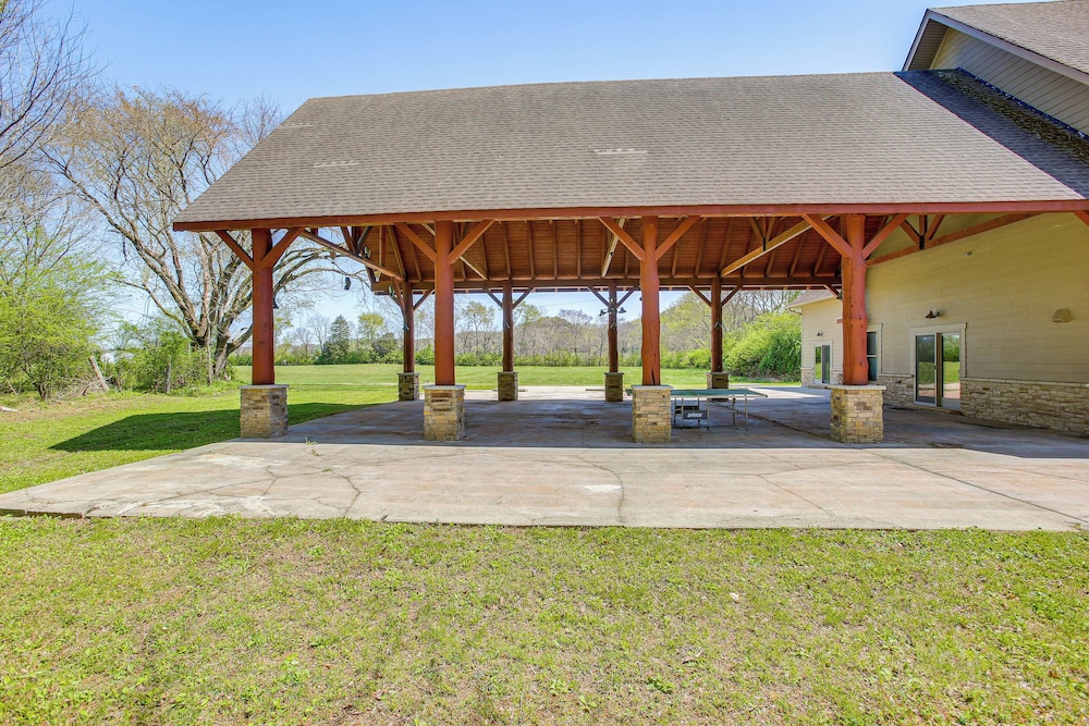 Spacious Group Getaway Near Cumberland River!