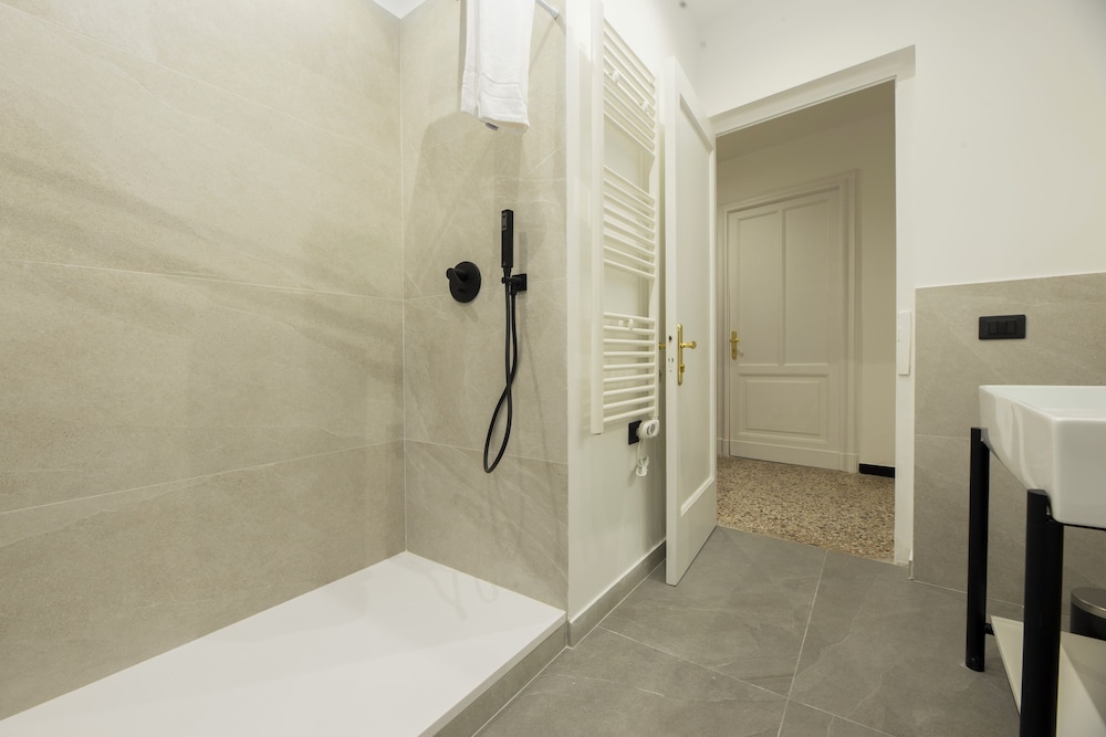 Airy 5BR Flat with Balcony - Old Town