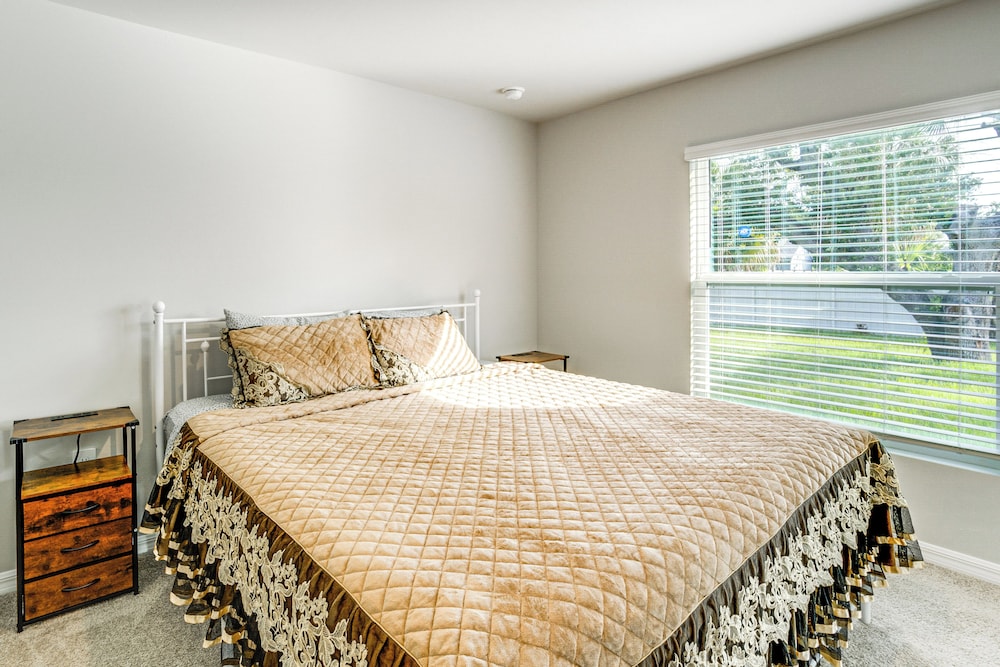 3 Mi to Port Charlotte Beach Park: Home w/ Patio!