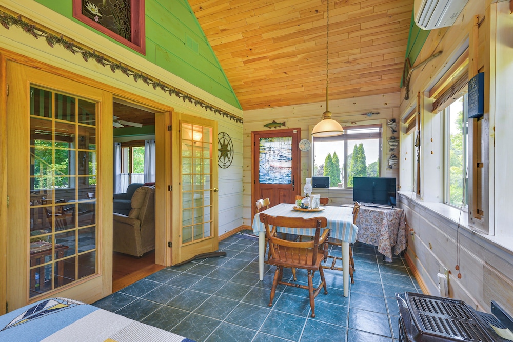 Warm & Cozy Clayton Cabin Near St Lawrence River! view 4