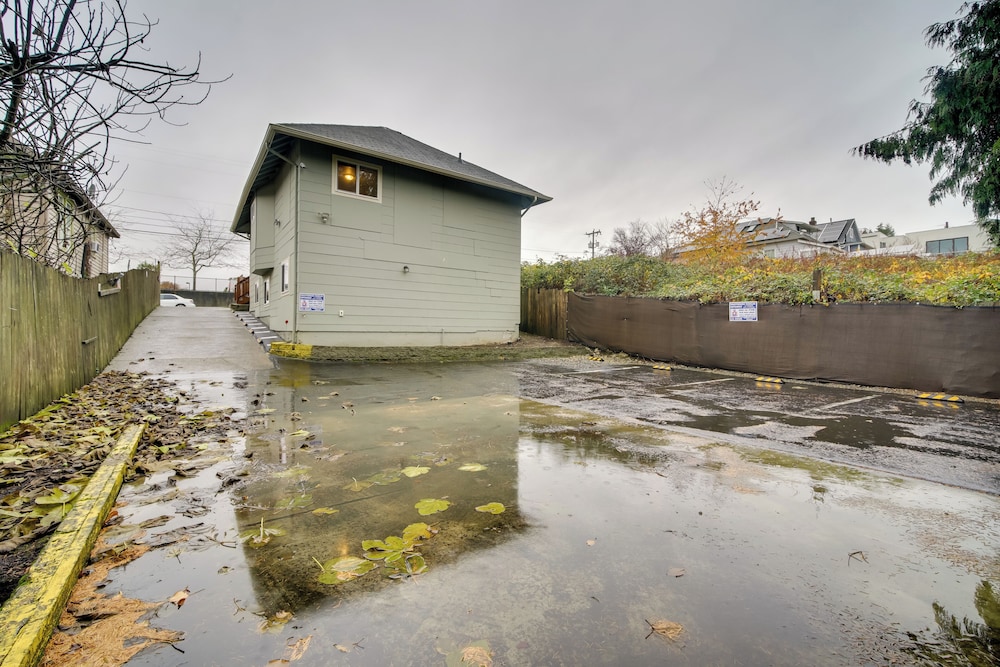 2 Mi to Lumen Field! 2nd-floor Apartment w/ Deck